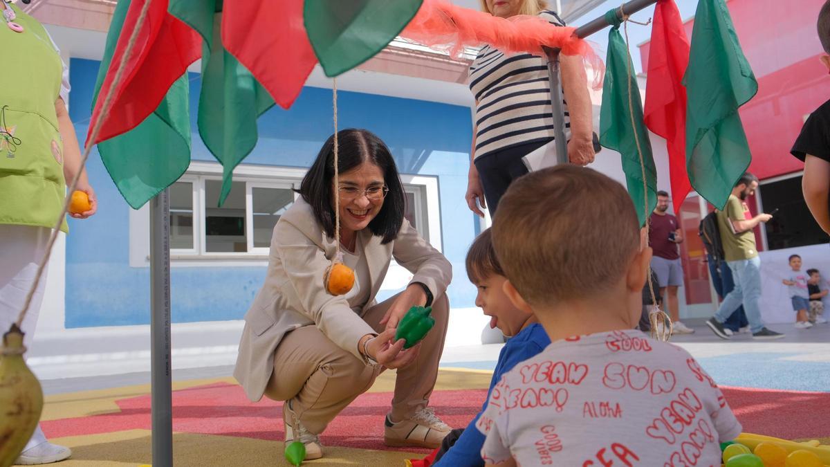 La alcaldes,a Carolina Darias, junto a la concejala Nina Santana, en la escuela La Sirenita.