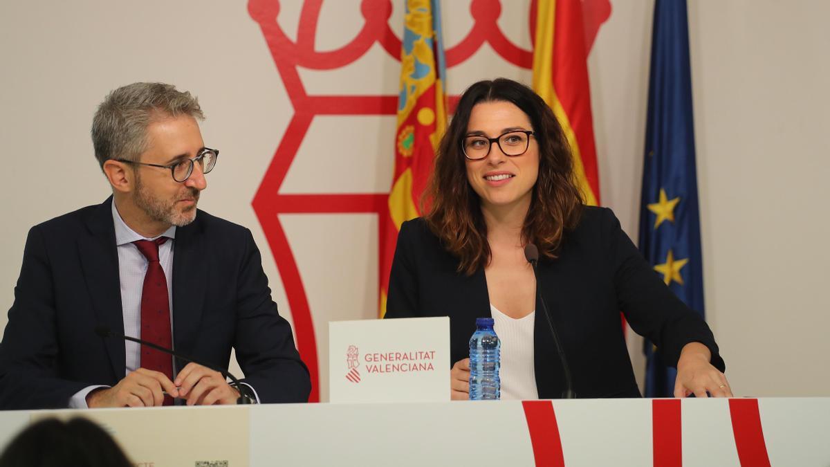 La vicepresidenta y consellera de Igualdad Aitana Mas junto al conseller de Hacienda Arcadi España durante la presentación de los presupuestos para 2023.