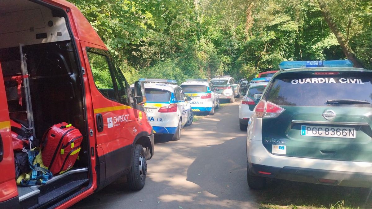 Despliegue de servicios de emergencia en el río Nalón, en Las Caldas, para buscar a un desaparecido.