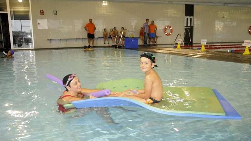 Vaso de aprendizaje de la piscina climatizada del multiusos.