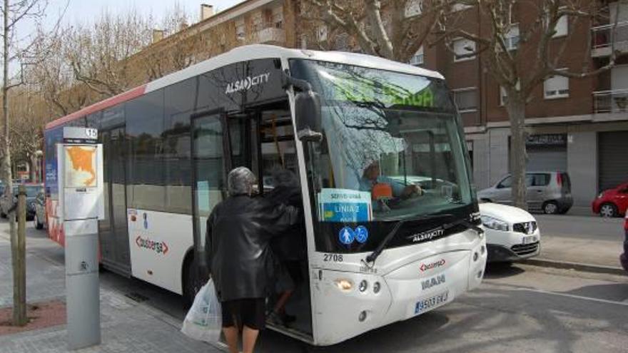 Una usuària a punt de pujar al bus urbà, que demà estrena canvis