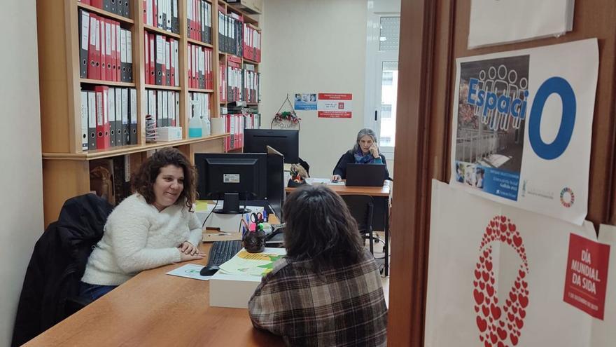 Nuria Cuña (de frente), con otras profesionales de Espacio 0 de Érguete. // FdV