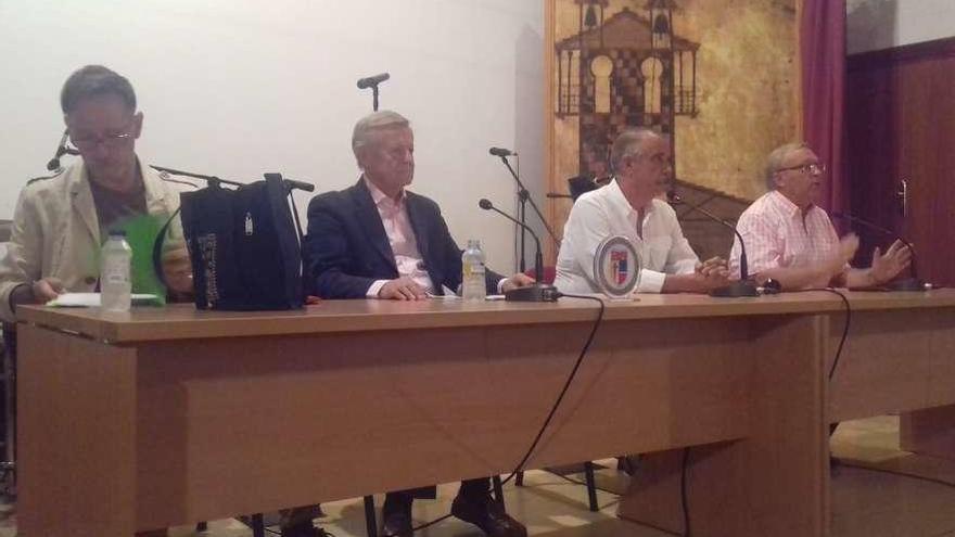 Jesús Losada, el catedrático Gabriele Morelli, José Luis Bermúdez y José Ramos durante la ponencia.