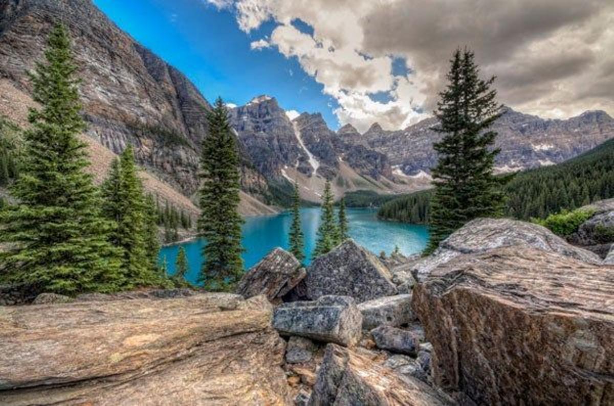 El Lago Moraine y el Valle de los Diez Picos, en el Parque Nacional Banff, en Canadá, es un paraíso natural dificil de olvidar.