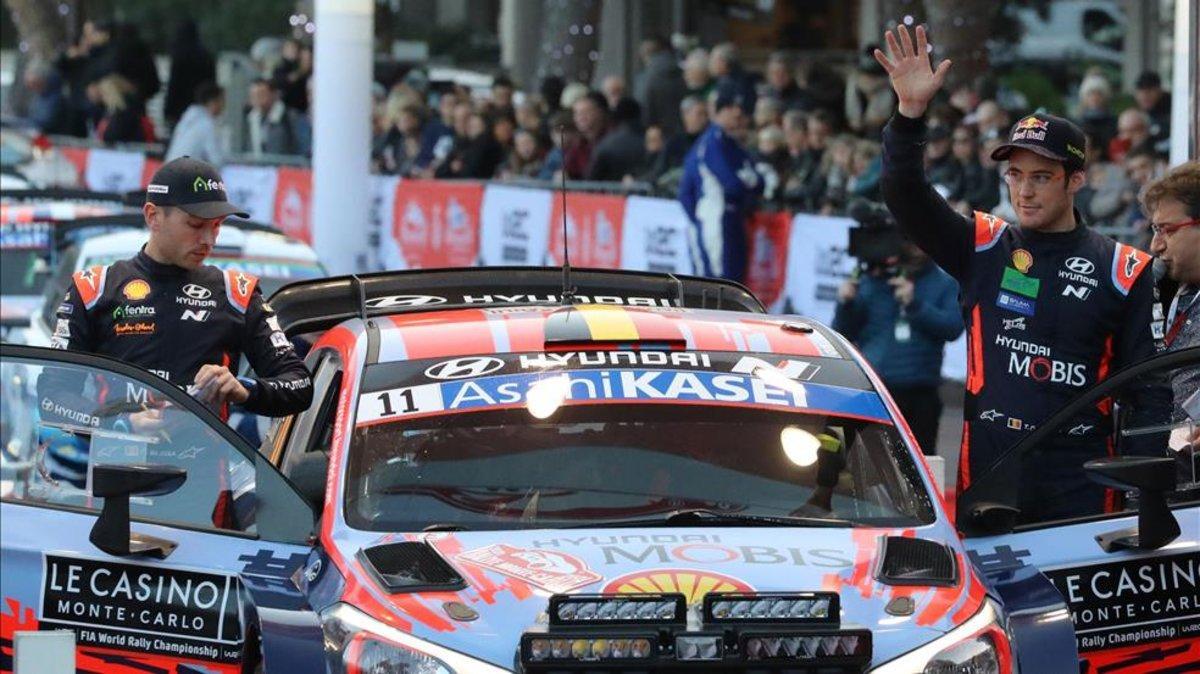 Neuville junto a su copiloto antes de tomar la salida