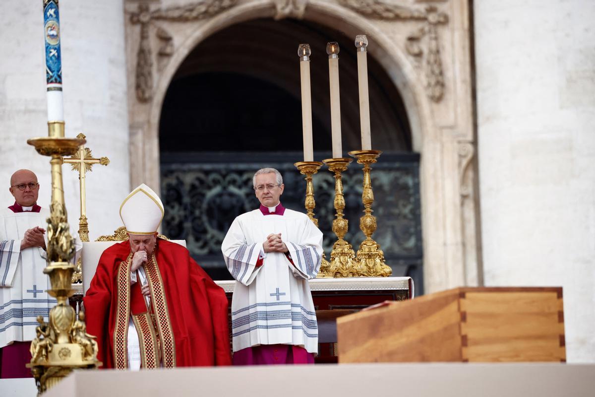 El Papa Francisco preside las ceremonias fúnebres del ex Papa Benedicto en la Plaza de San Pedro en el Vaticano.
