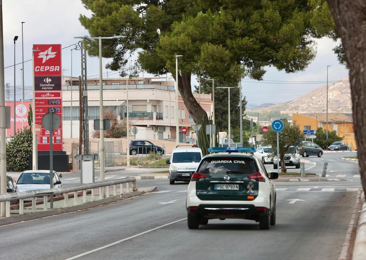 Refuerzo policial en Aspe tras la quema del coche del edil de Seguridad