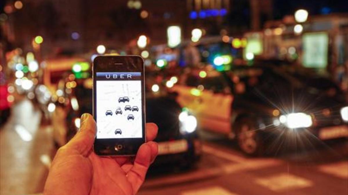 La aplicación Uber en funcionamiento en Barcelona, en el 2014.