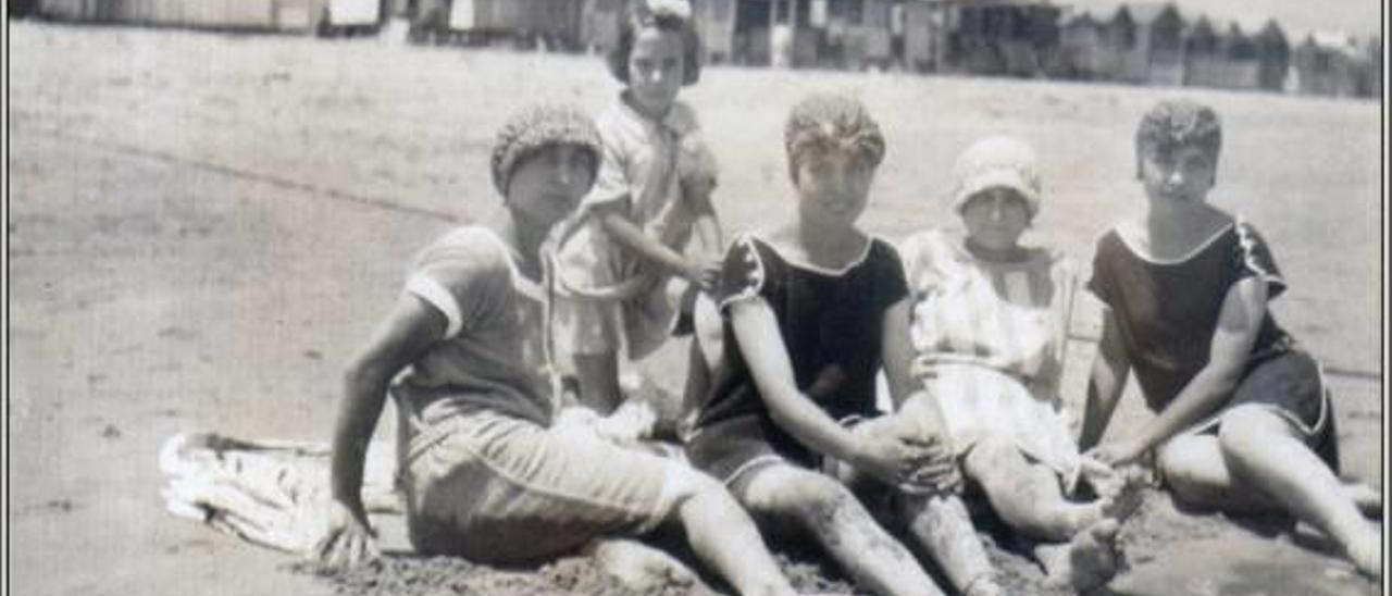 Cuatro mujeres, en la playa de Gandia, durante un verano de hace cien años.