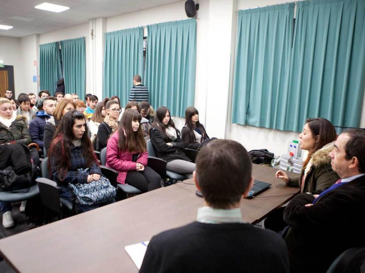Estudiantes asistentes a la charla celebrada ayer en el IES Cuenca del Nalón.
