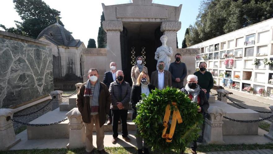 Els representats de les entitats al Cementiri de Figueres