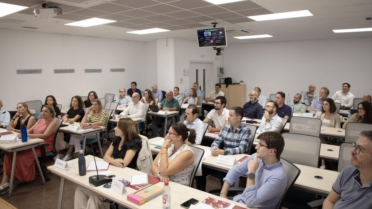 Alumnos de un máster de Enae.