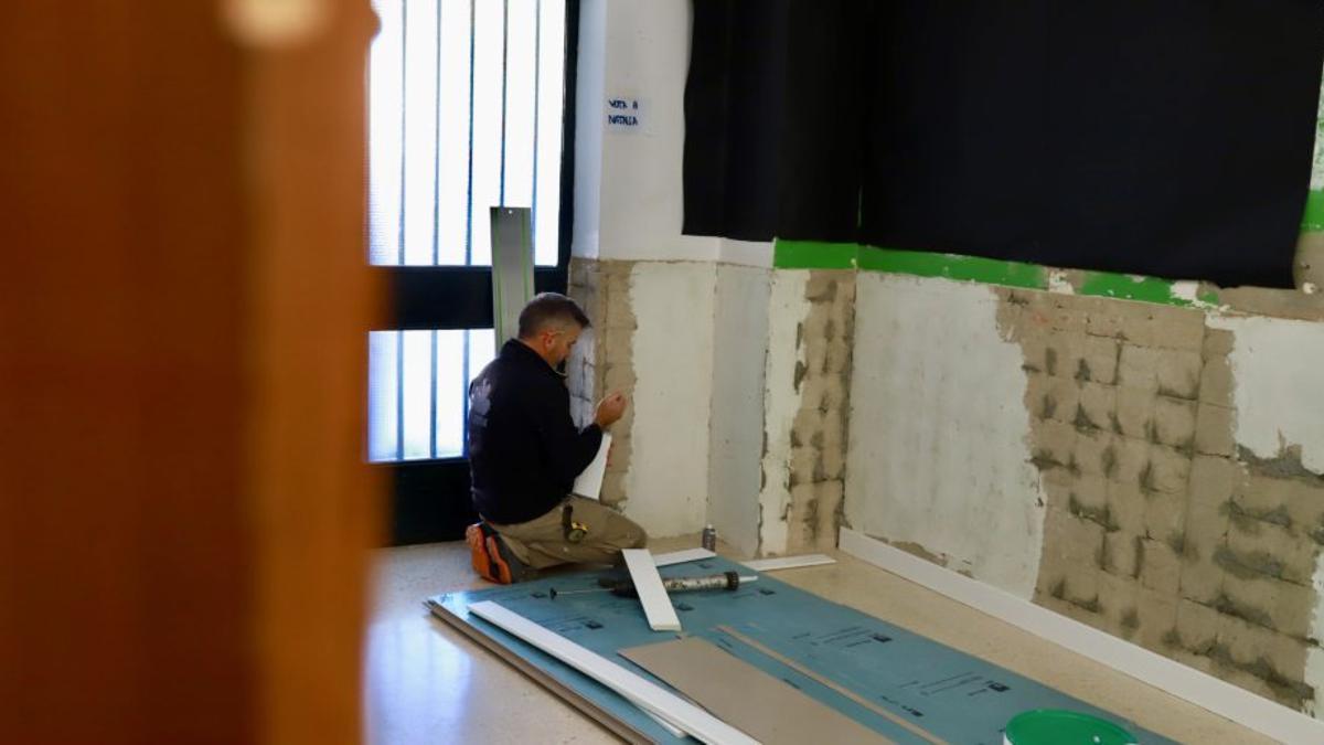 Un operario realiza actuaciones de mejora en un colegio.