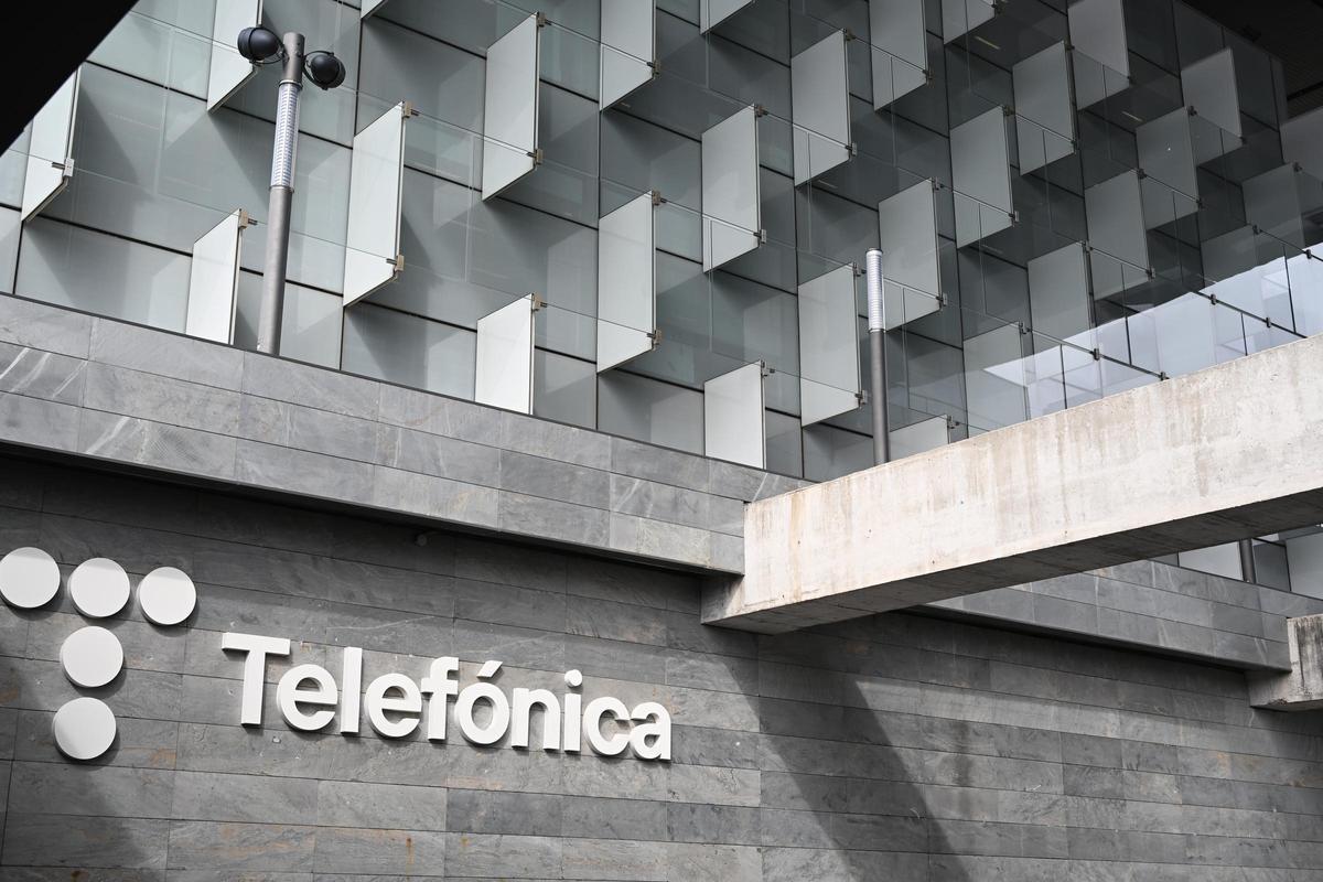 Telefónica repliega su presencia en Hispanoamérica y deja en el aire la venta de Chile