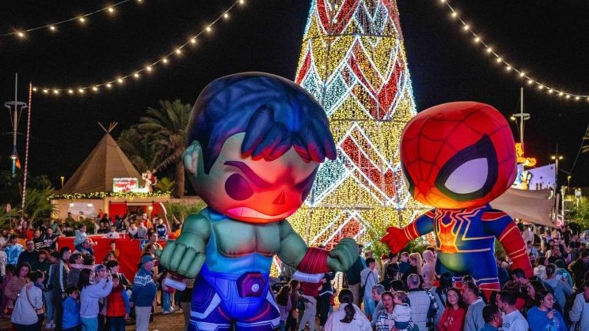Los Superhéroes visitan la Feria de la Navidad de Arrecife