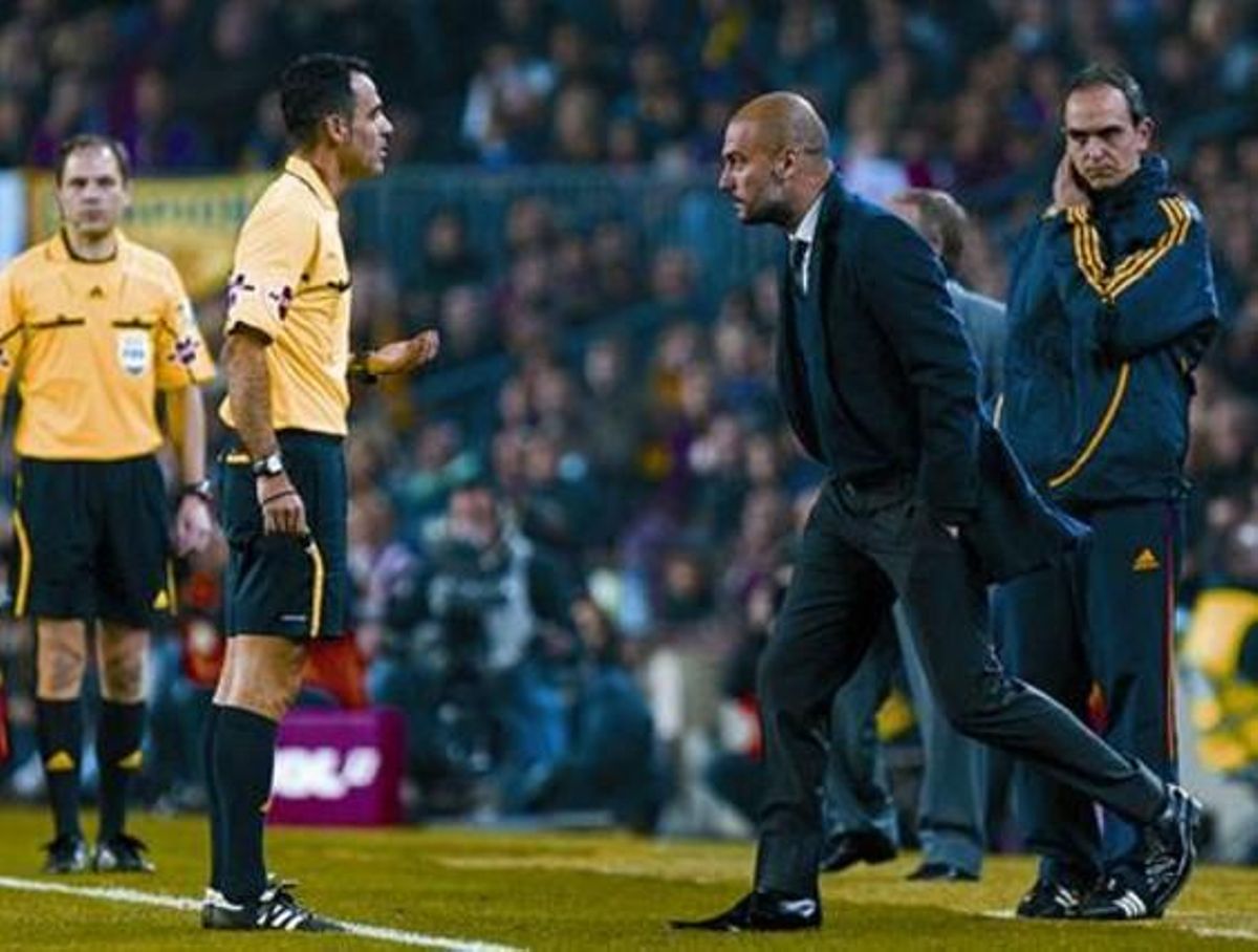 Guardiola discuteix amb el col·legiat madrileny Velasco Carballo, dissabte passat al Camp Nou.