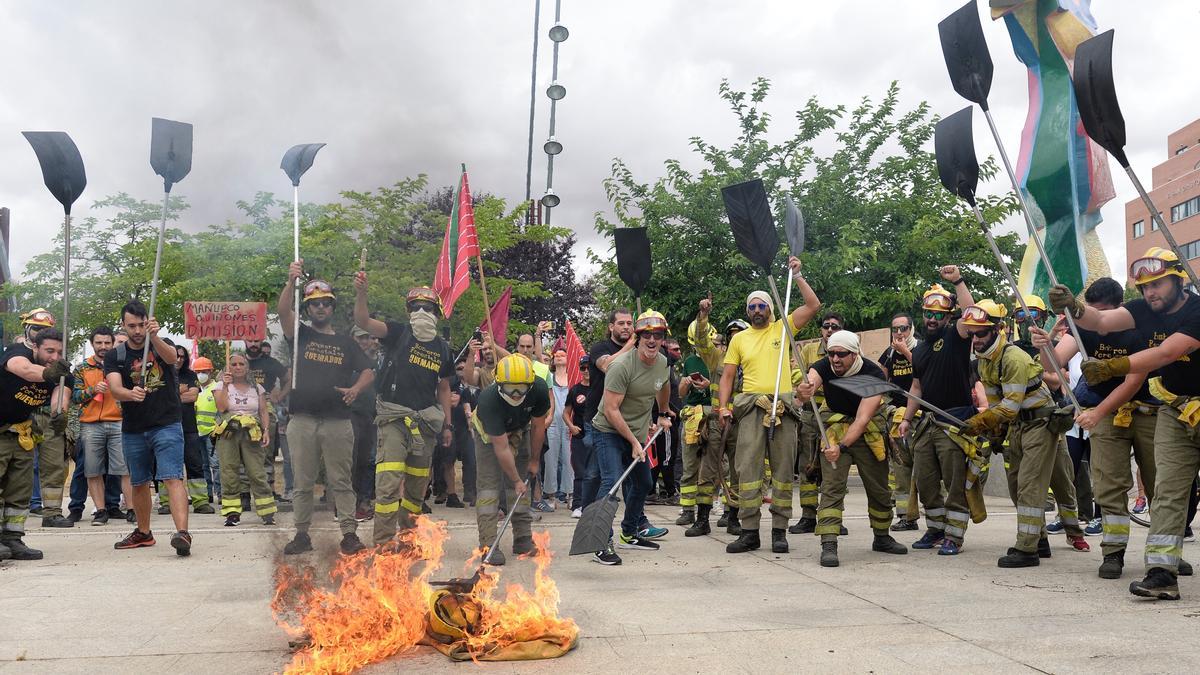 Manifestación por la gestión del fuego de la Sierra de la Culebra.