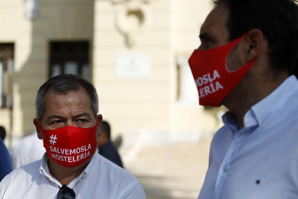 La hostelería llena las calles de Málaga para protestar por las restricciones