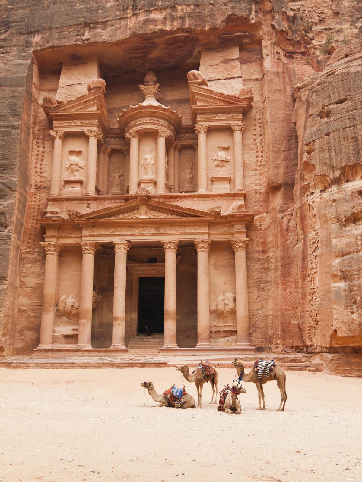 La antigua ciudad de Petra en el desierto de Jordania