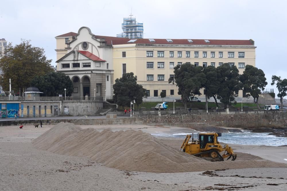 Las excavadoras han comenzado a trabajar para instalar la duna que protege la playa del oleaje invernal.