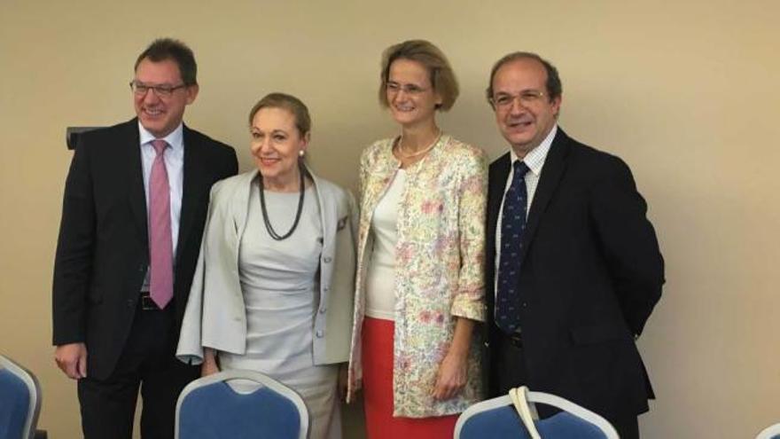 Por la izquierda, Peter Tempel, Benita Ferrero-Waldner, Eniko Györi y Daniel Calleja, ayer, en Luces.