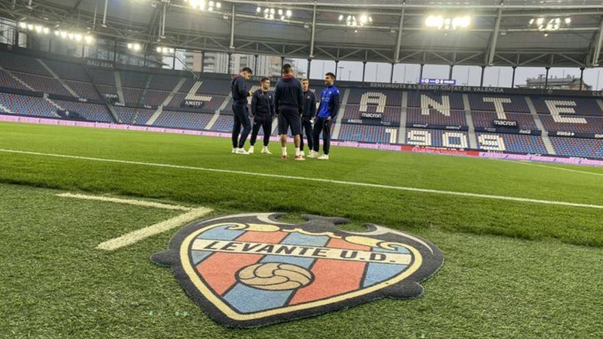 Los jugadores del Levante en el césped del Ciutat de Valencia