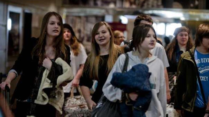 Turistas rusas llegan a la terminal de El Altet tras aterrizar en un vuelo procedente de Moscú.