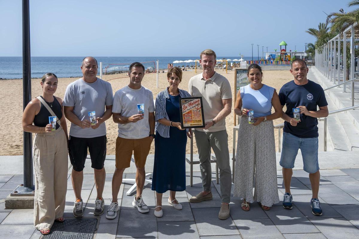 La alcaldesa Onalia Bueno y el promotor Emiel Wijnberg junto a sus equipos, este miércoles en la playa de El Perchel, donde se desarrollará el festival.