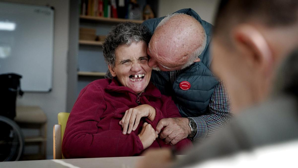 José Antonio Quintero, presidente de Envera, saluda a su hija Adela en el centro residencial para personas con grandes necesidades.