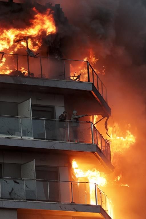 Espectacular incendi en un edifici de València