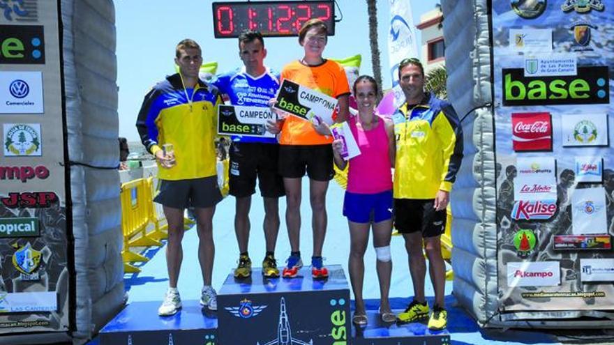 Podio absoluto de la X Media Maratón Macan, carrera ganada por Miguel Ángel Vaquero y la alemana Kerstin Engelmann.