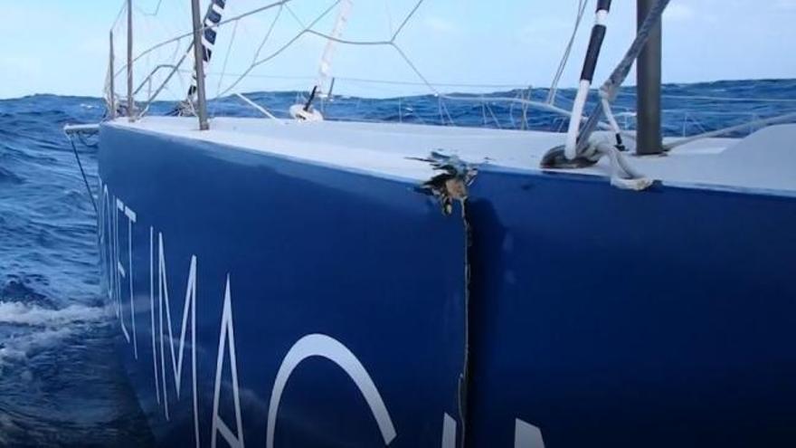 Se parte en dos su barco tras chocar con un OFNI