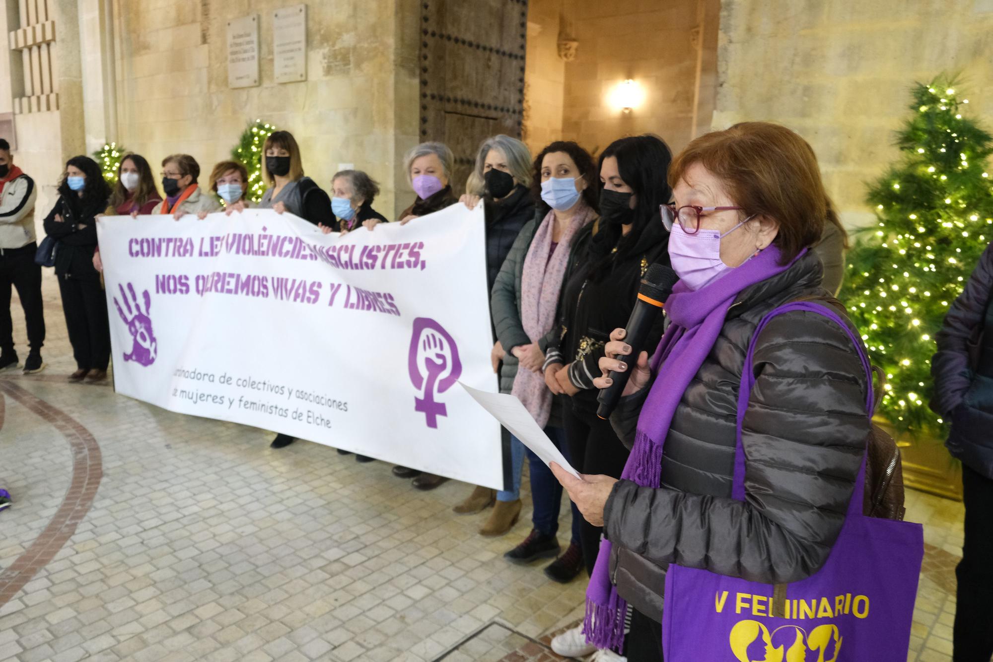 Concentración de repulsa por el asesinato de Yolanda en Elche. Familiares de la joven acudieron al emotivo acto en la Plaza de Baix