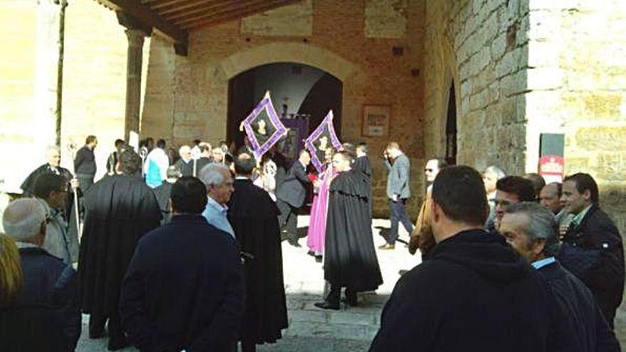 Salida de la comitiva de la iglesia de Santa María de Roncesvalles y Santa Catalina en una fiesta anterior.