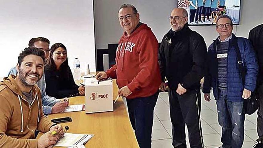 El alcalde de CalviÃ , Alfonso RodrÃ­guez, votando en su sede.