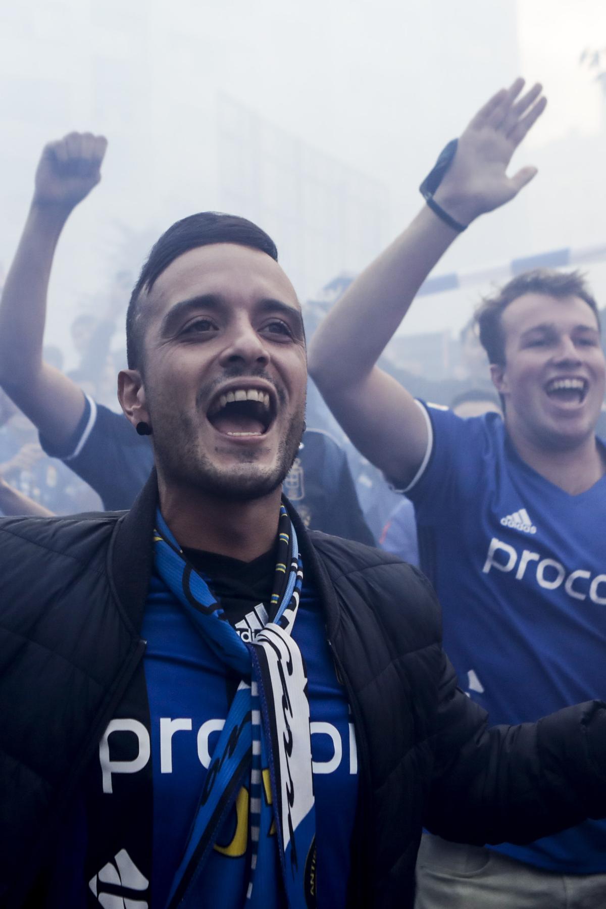 Ambiente de las aficiones en los prolegómenos del derbi