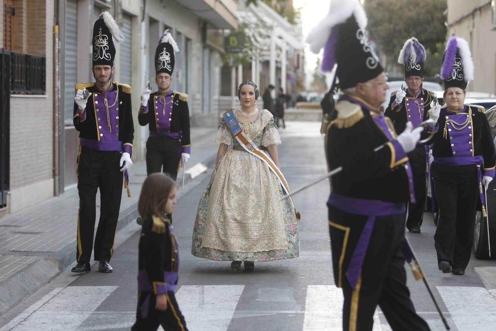 La Cofradía de Granaderos Virgen de los Dolores escolta a su componente más famosa, Beatriz Díaz, por las calles de Benetússer