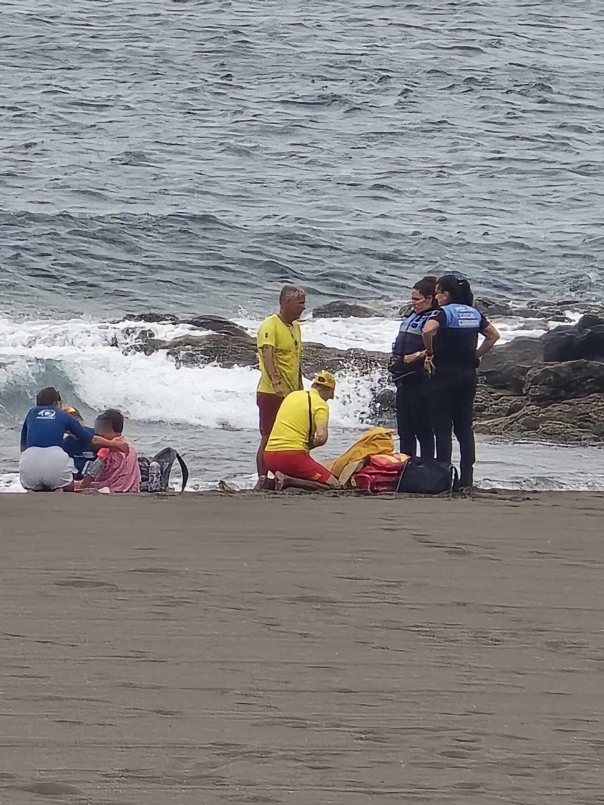 Rescatan a un padre y su hijo en la playa de Melenara, en Telde