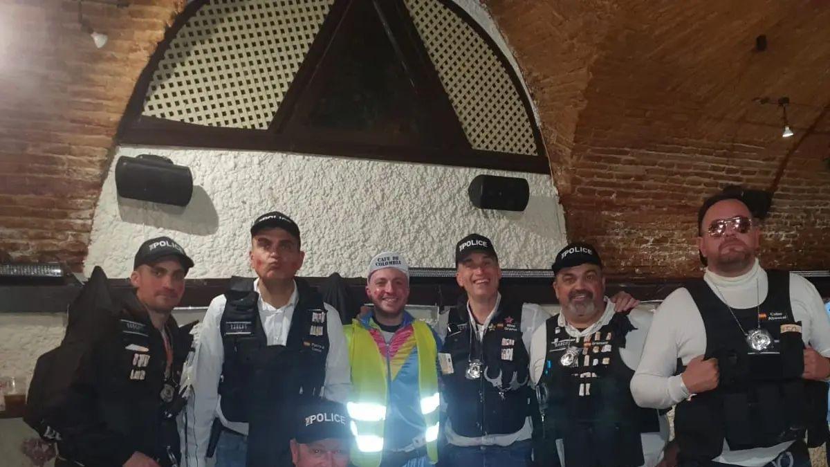 El alcalde de Mérida, Antonio Rodríguez Osuna (derecha), disfrazado junto a los miembros de su chirigota.