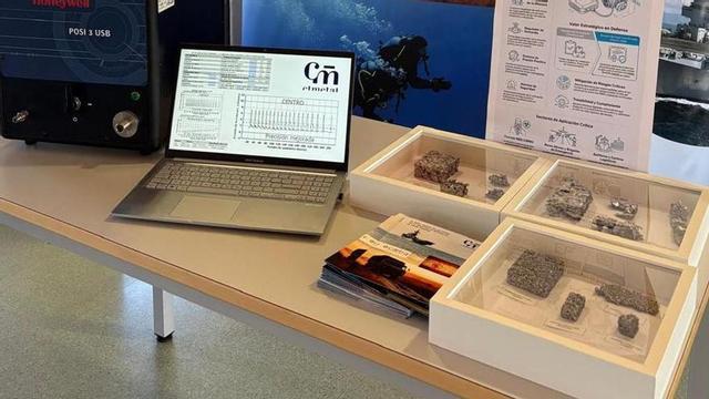 Varias muestras de microespuma de aluminio en una exposición del centro tecnológico.