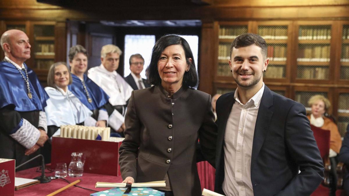 María Paz Álvarez Velicia recoge el galardón de manos de Ginés Moyano.