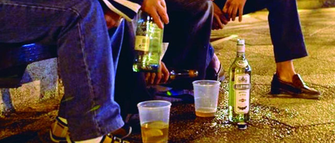 Un grupo de jóvenes toma bebidas alcohólicas en una calle de la capital grancanaria.