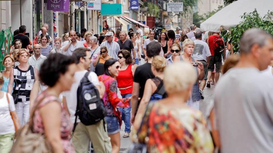 Una calle del centro de Palma, abarrotada de viandantes este verano.