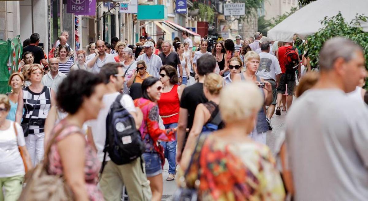 Una calle del centro de Palma, abarrotada de viandantes este verano.