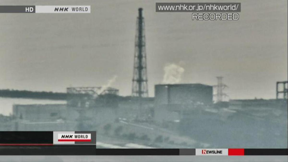 Una columna de humo blanco emana de la central de Fukushima, este jueves, en una imagen captada de la cadena NHK.
