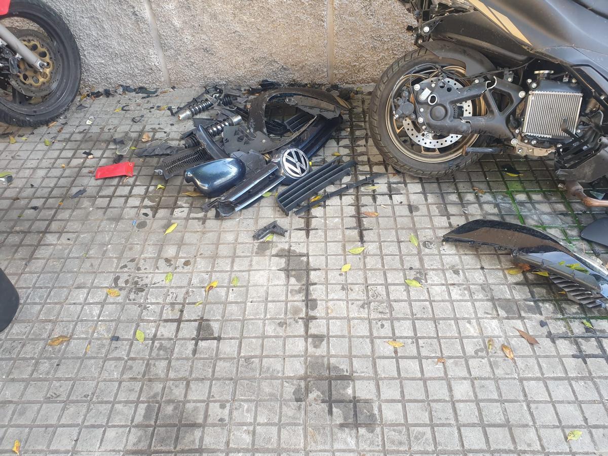 Un coche se estrella contra varias motos aparcadas en la calle Joan Miró de Palma.