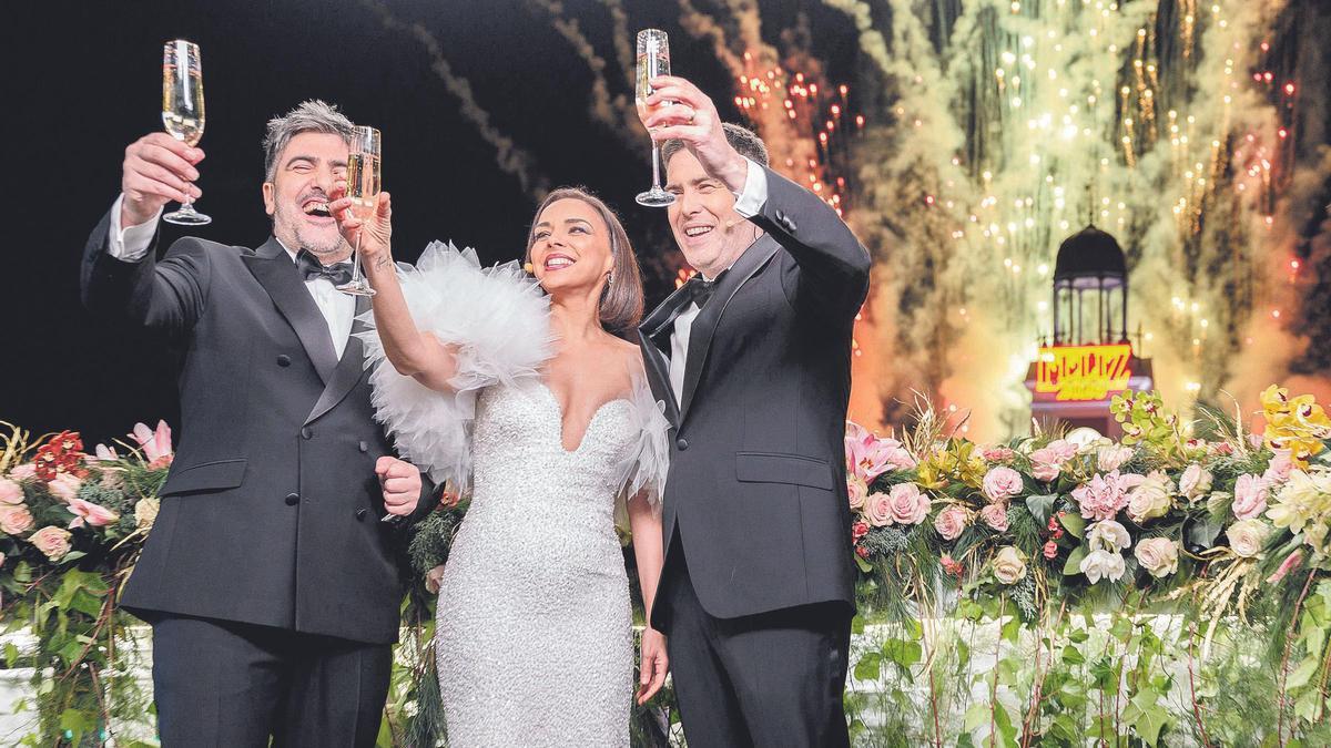 Chenoa con los hermanos Muñoz, Estopa, presentando las campanadas