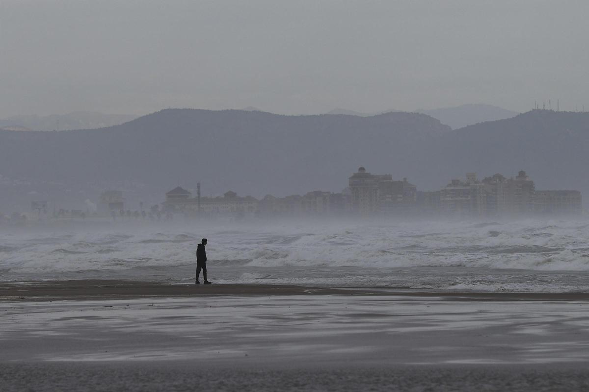 Imagen de archivo de temporal costero en la playa de la Malvarrosa de València.