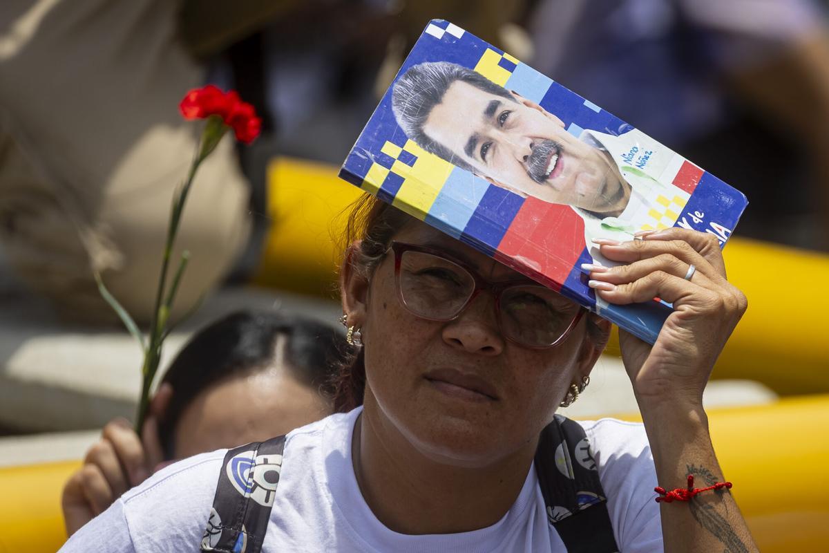 Una mujer sostiene una fotografía del depuesto presidente de Venezuela, Nicolás Maduro.