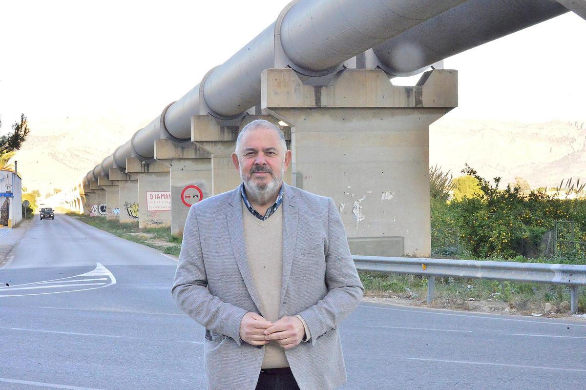 Lucas Jiménez, en los "tubos" del trasvase a su paso por Orihuela
